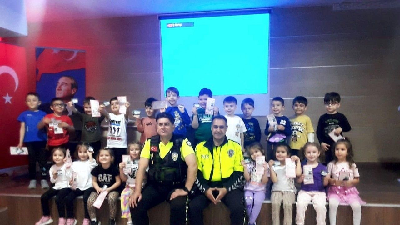 Polisten öğrencilere trafik eğitimi