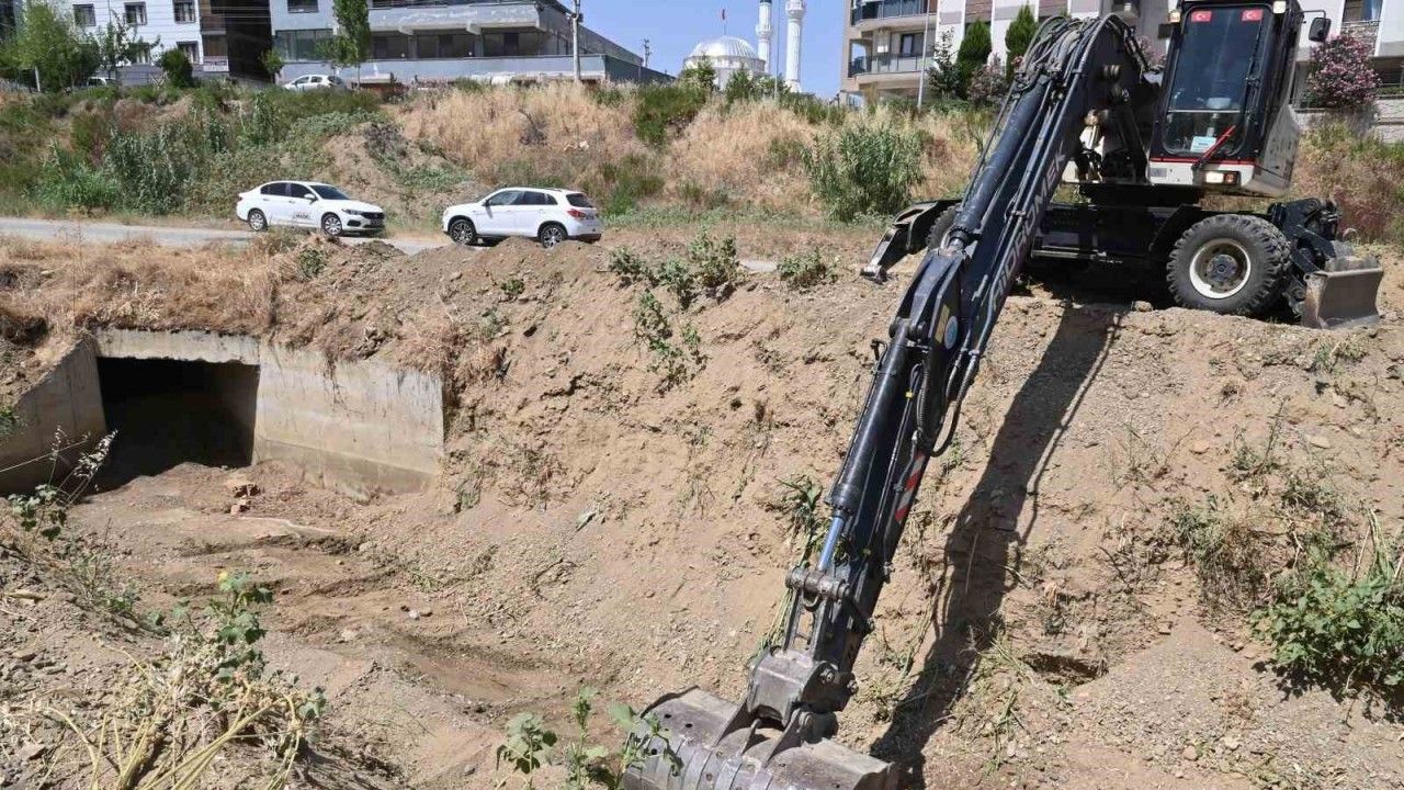 Ergenekon Mahallesinde dere yatağı temizleniyor