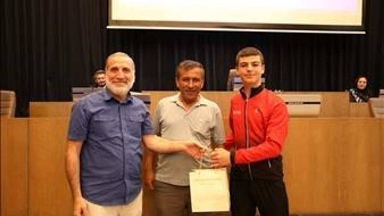 İnegöl’ün başarılı gençleri mecliste ağırlandı