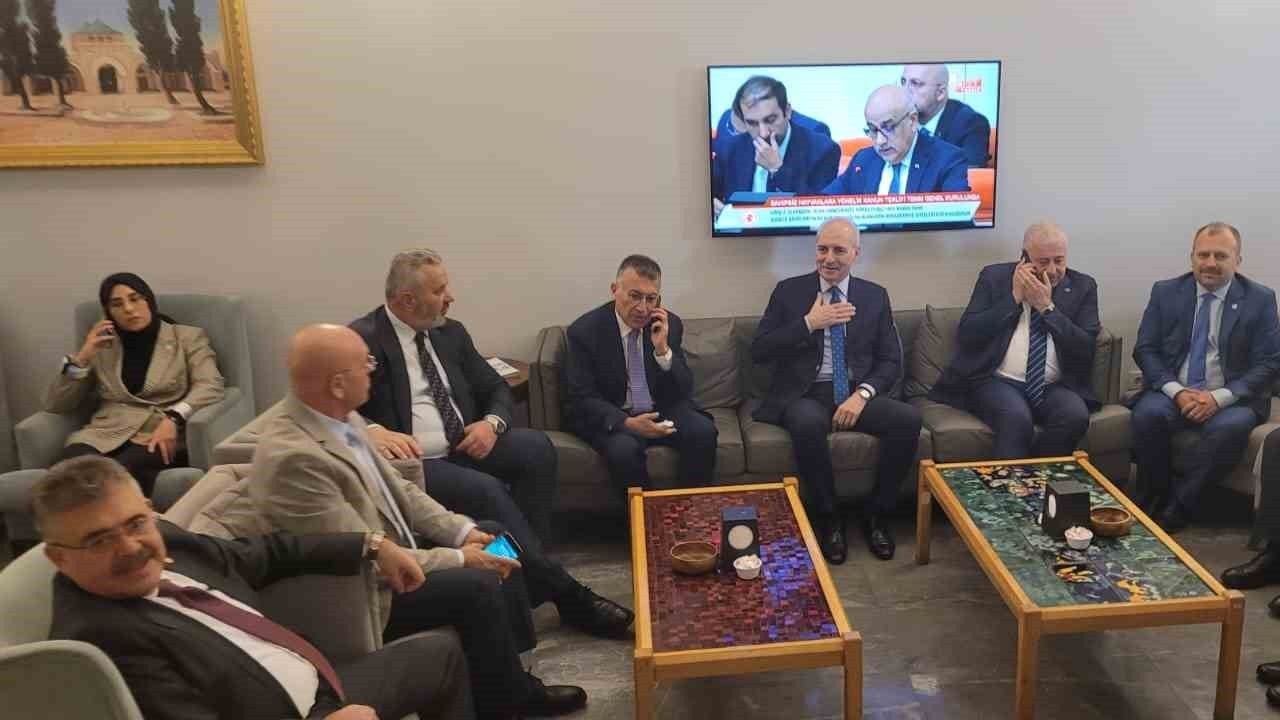 TBMM Başkanı Kurtulmuş, Meclis’te milletvekillerine ve basın mensuplarına baklava ikram etti