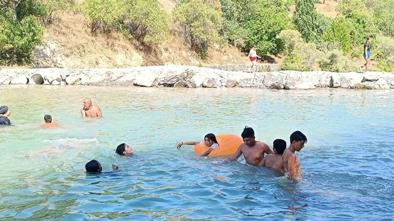 Termometreler 33 dereceyi gösterdi, sıcaktan bunalanlar Tağar Çayı’na akın etti