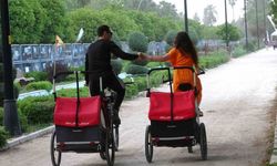 Adana’da 3 çocuklu çift her yere bisikletle gidiyor