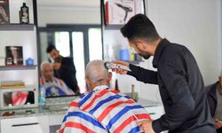 Aksaray’da emekliler ücretsiz tıraş ediliyor