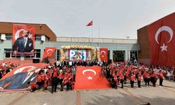 Derince’de öğrenciler dev Türk bayrağı açtı
