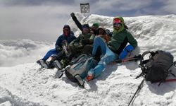 İlkbaharda Ağrı Dağı zirvesinde kayak keyfi