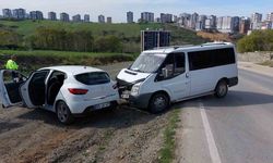 Samsun’da minibüs ile otomobil çarpıştı: 2 yaralı