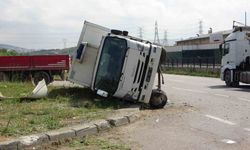 Sancaktepe’de kamyona çarpmamak için manevra yapan kamyonet devrildi: 3 yaralı