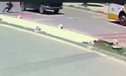 11 yaşındaki çocuğun minibüsün altında kalmaktan son anda kurtulduğu kaza kamerada