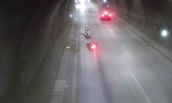 Amasya’da tünelde devrilen motosikletten düşerek metrelerce sürüklendiler, kaza anı kamerada