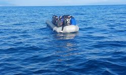Ayvalık açıklarında lastik bot içinde sürüklenen 36 düzensiz göçmen kurtarıldı