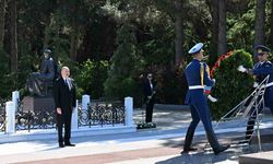 Azerbaycan’ın ulusal lideri Haydar Aliyev 101. doğum gününde mezarı başında anıldı