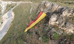 Batman’da 500 metrekarelik Galatasaray bayrağı tepeye asıldı