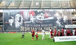 Beşiktaş tribünlerinden ’19 Mayıs’ pankartı