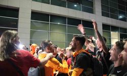Galatasaray, Konya Havalimanı’nda taraftarları ile şampiyonluğu kutladı