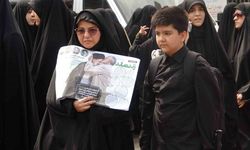İranlı öğrenciler, Reisi’yi anmak için toplandı