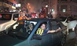 İzmir’de örnek görüntü: Galatasaraylı eşini, Fenerbahçe formasıyla kutlamalara götürdü