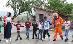 Köy çocukları Kızılay gönüllüleriyle doyasıya eğlendi