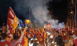 Marmaris’te Galatasaray taraftarları şampiyonluğu kutluyor