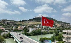 Silifke’de kaldırılması tepkilere neden olan anıtın yerine Türk bayrağı konuldu