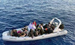 12 düzensiz göçmen kurtarıldı, 2 göçmen kaçakçısı yakalandı