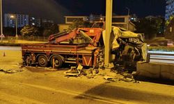 Ankara’da kontrolden çıkan vinç bariyerlere çarptı: 2 yaralı