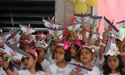 Depremzede çocuklardan Filistin bayraklı destek