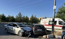 Diyarbakır’da iki otomobil çarpıştı: 2’si çocuk 7 yaralı