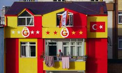 Giresunlu taraftar, Galatasaray sevdasıyla binasını sarı-kırmızıya boyadı