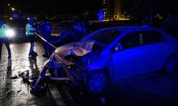 Hafif ticari araç ile otomobil kafa kafaya çarpıştı: 1 ölü, 3 yaralı