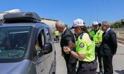 Muş Valisi Çakır, trafik uygulama noktalarında görev yapan ekipleri ziyaret etti