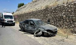 Otomobil istinat duvarına çarptı: 5 yaralı