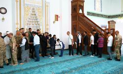 Şırnak protokolü vatandaşlar ile Ulu Camide bayramlaştı
