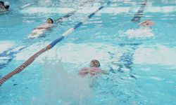 Osmangazi’de öğrenciler yazı yüzerek geçiriyor