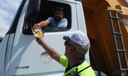 Polis ekipleri tır ve motosiklet sürücülerine bilgilendirici broşür dağıttı