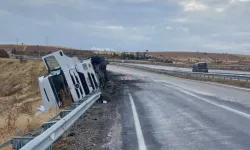 Adıyaman'da Kayganlaşan Yol Kaza Getirdi: Tır Şarampole Devrildi