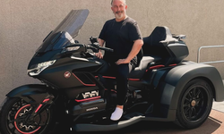 Cem Yılmaz'ın Beyaz Çoraplı Motor Pozu Sosyal Medyayı Salladı