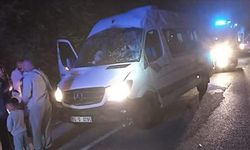 Tokat'ta Düğün Yolculuğunda Faciadan Dönüldü: Minibüs İstinat Duvarına Çarptı, 13 Kişi Yaralandı