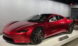 Elon Musk'tan Tarihi Tesla Gösterisi: Yeni Roadster Mı Geliyor?