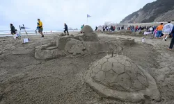 Okyanus Kıyısında Sanat Buluşması: Binlerce Kişi Kumdan Heykellerle “Level Up!” Dedi