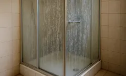 Doğal Malzemelerle Duş Camlarında Parlaklık Sağlayan Etkili Yöntemler