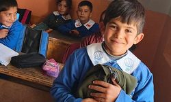 Köy Okulunda Sıcacık Bir An: Öğretmeninden Küçük Öğrencisine Unutulmaz Doğum Günü Sürprizi