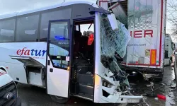 Kurtköy Bağlantı Yolunda Can Pazarı: Midibüs TIR’a Çarptı, 3’ü Ağır 13 Yaralı