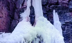 Ilısu’da Kışın Heykelleşen Doğası: Buzdan Şelale Ziyaretçileri Kendine Çekiyor