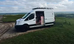 Tekerlekler Üzerinde Özgürlük: Minibüs Yaşamıyla Giderlerini Yarının Yarısına Düşürdü