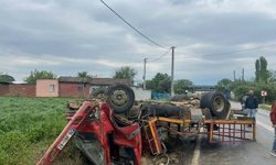 Faciadan Dönüldü: Otomobilden Kaçarken Devrilen Kamyon 5 Kişiyi Yaraladı