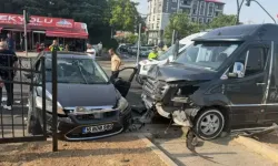 Bingöl'de Kavşakta Korkutan Kaza: Minibüs ile Otomobil Çarpıştı, 5 Kişi Yaralandı