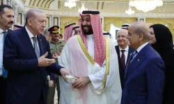 Suudi Arabistan’da Mekke Anlaşması Coşkusu: Üç Ülkenin Bayrakları Simge Yapıları Aydınlattı