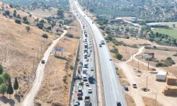 Aydın-Muğla Yolunda Peş Peşe Kaza! Tıra Çarpan Otomobilde Baba ve Kızı Ağır Yaralandı