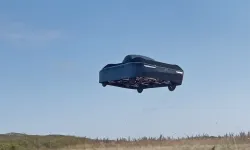 Elon Musk'tan Akılalmaz Tesla Roadster Gösterisi! Elektrikli Otomobil Havalanıp Takla Attı