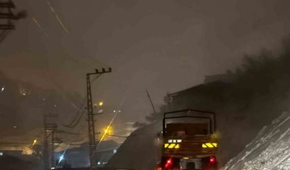 Şırnak’ta kar nedeniyle kapanan yolları açma çalışmaları devam ediyor